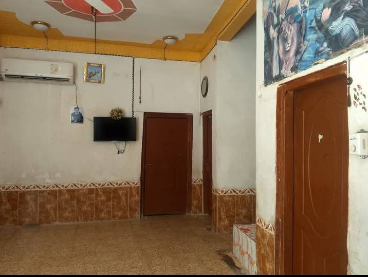 ∆∆بيت البيع ∆∆
حي الحكيم الاولى قرب مدرسه الثعالبي 
يتكون البيت من صاله
 و3غرف
 وديوانيه 
ومطبخ حار +بارد 
وصحيات 
موجود كافه الخدمات 
مساحه البيت 700م
الاستفسار اكثر 
 السعر خاص او رقم الهااتف 
***********
