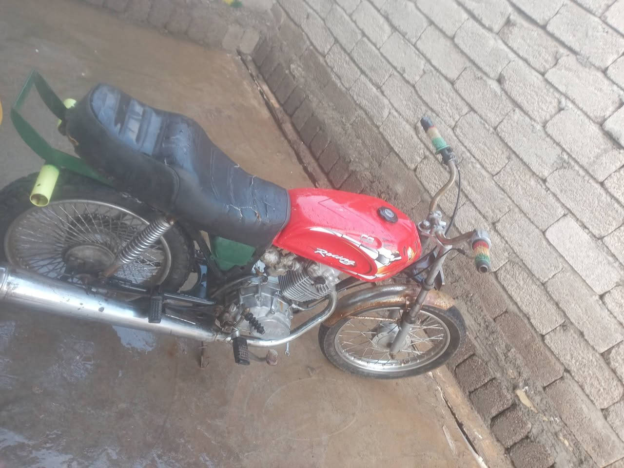 سلام عليكم موطور نامه الفين 2021.
نظيف كلشي ما عبزو سعر 250 مكاني كياره رقمي ***********
