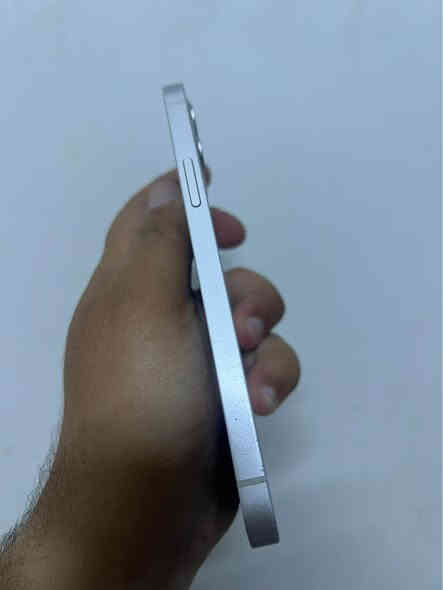 سلام عليكم ايفون 12عادي  
ذاكرة 64
بطارية 79
مكفول من اჂ̤ خلل 
مبدل شاشة اصلي. فقط حتى شعار شاشه يروح 
شحنه كلش طبيعي 
سعر325
عنوان بغداد دورة حي الصحة
رقم*********** بغداد
