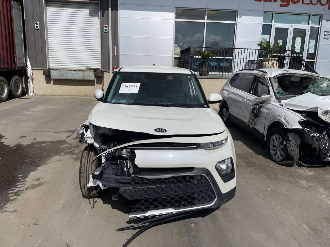 السلام عليكم صول موديل 20لون ابيض ماشيه 47 بيه صبغ قطعتين حادثه فقط جاملغ بدون دواخل لاشاصي ولا لغد رقم كربلاء باسمي البنيد اثناء النقل اتاذه هو  رصعه بلقماره بلنقليات للتواصل ***********
