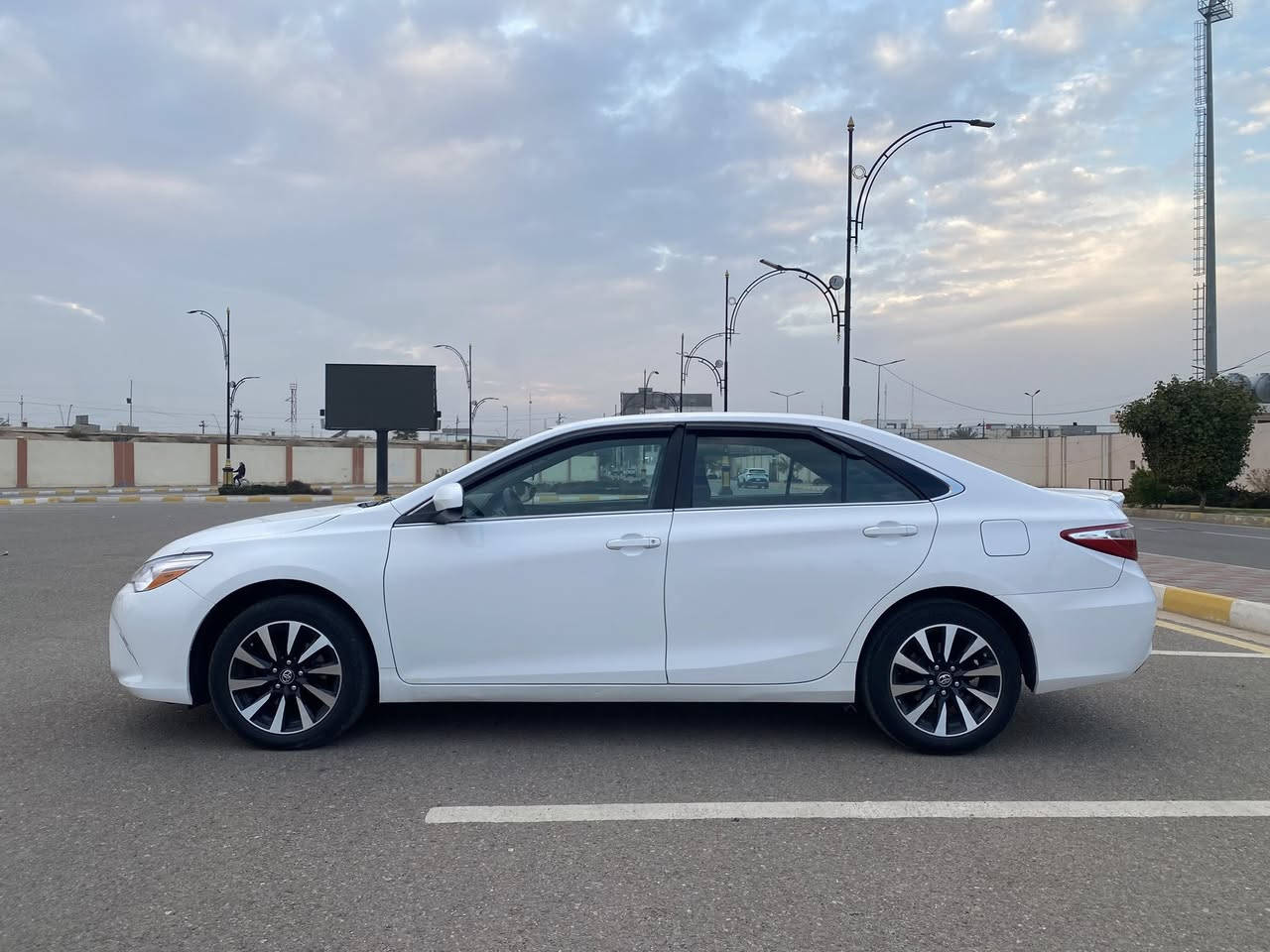 السلام عليكم
للبيع تويوتا كامري 2016 
رقم اربيل شرط التحويل باسم المشتري 
الفئة: LE 
الون ابيض محرك 2500 تنفس طبيعي 
مكفوله من الصبغ كفاله عامه تخم تاير جديد صدر خلفي امامي جديد 
داخل السياره جداً نضيف تجي وتشوف بعينك 
فقط بيها بارد السياره جاهزه من كل النواحي خارج السياره مرايه ما شاء الله نضرتها كلش حلوه 
رقم جديد 
سنويه جديده 
هزه وفحص جديد 
سعر السياره جداً مناسب مقارنه بالكامري المكفول 
السعر 160  وبيها مجال للشراي 
مكان السياره الانبار - الرمادي 
***********
