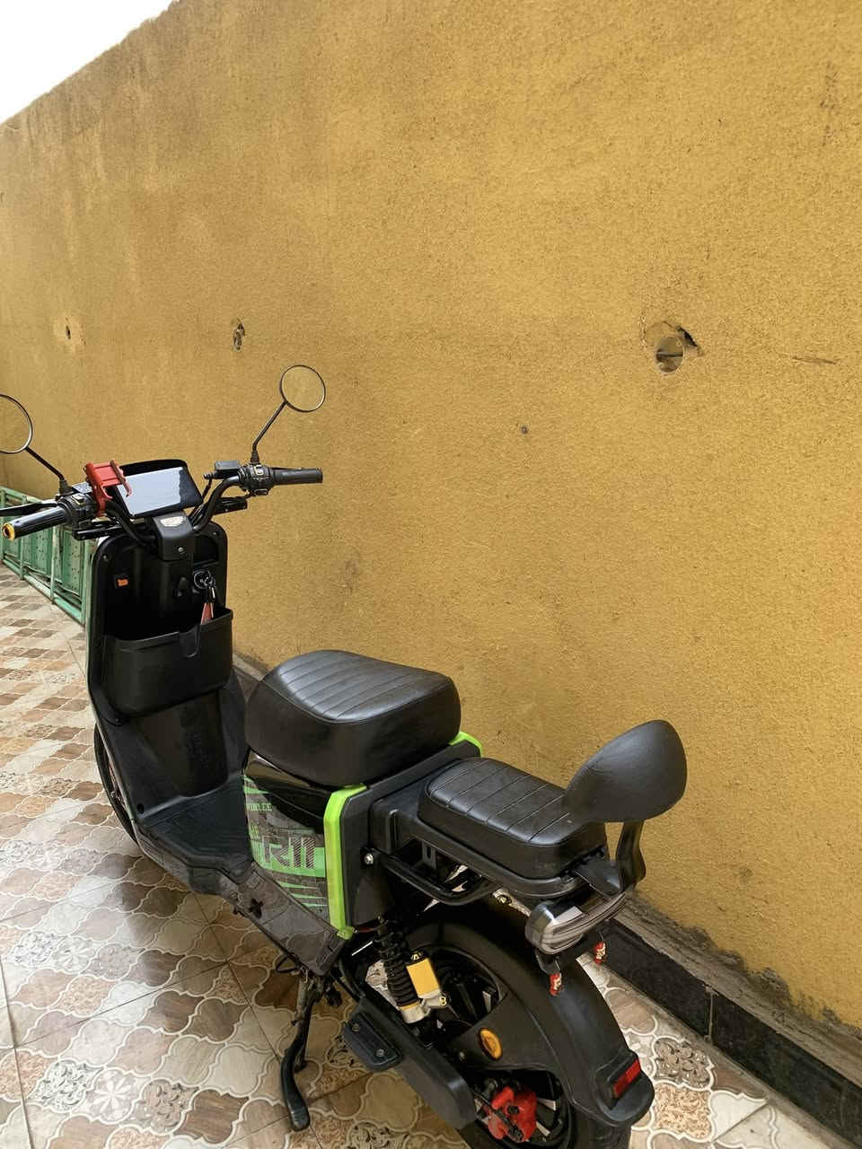 السلام عليكم دراجه شحن R11 دراجه جديده بعدهي مصارله هواي من شتريته خمس بطاريات حجمهن 32 دراجه كلشي مناقصه رايدها 550 وبيها مجال عنواني المطيحه ***********
