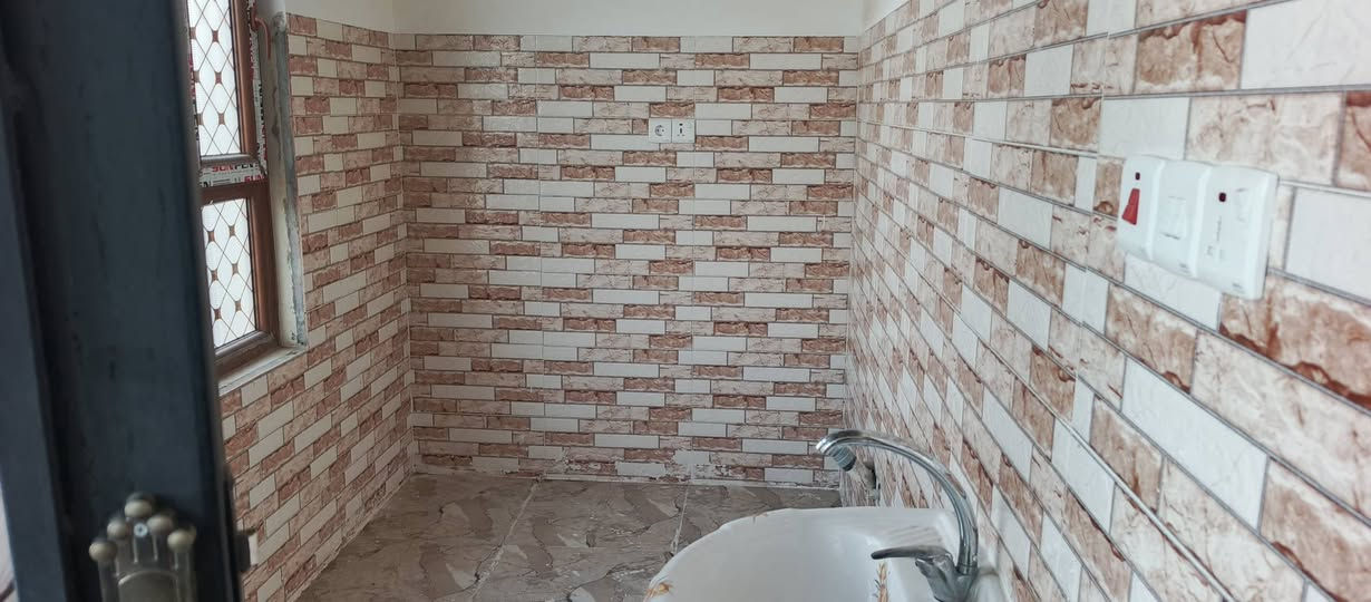 السلام عليكم دار للبيع مساحه الارظ نص دونم العنوان الحجاج قريه السعد تفاصيل داخل الفيديو 
البيت كامل بس واجه بقيته والبايات مال الدرج موجدات والارظيه مال الطرمه موجوده بس تنشغل
اتصال
***********
***********
