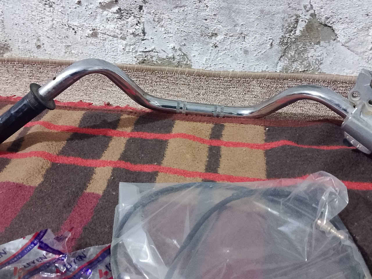 السلام عليكم حبايبي 
ويل اصلي ثقيل شرط اذا مو الثقيل لاتاخذة ويل امامي خلفي 
كابريتر 7 الوان 
واير بريك واير سكليتر 
زائد شاصي كامل ماشات خلفي امامي 
واتساب ***********
