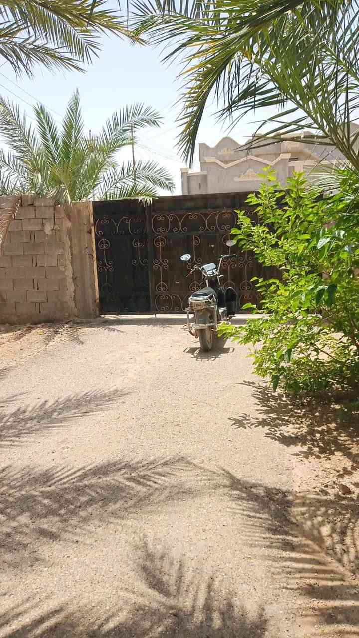 بسم الله 
📍بيت للبيع في منطقة زنگورة ناحية اليرموك 
المساحة : 2000 متر 
البيت لزمة لكن مكفول من العشائر والدولة 
يتكون البيت من : 
.4 غرف 
. مطبخ 
. ديوانية 
. صالة 
.صحيات داخل وخارج 
.حدائق 
*ملاحظة البيت الي بصفة يعتبر قطعة ولكن جاهز للسكن * 
( السعر ١٣٥ وقابل للتفاوض ويرهم مقدمة والباقي اقساط )
للأستفسار 📞.       ***********
