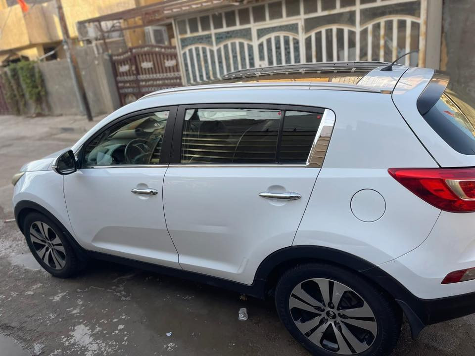 سبورتج 2014 السياره مكفوله من الصبغ والضربه والتبديل محرك 2000 وگير مال شركه بلاد تبريد ثلج تخم تاير جديد حداديه جديده  كله السيارة ع وضع الشركه برغي ممفتوح. بيه 
فقط بيها رصعه باب خلف سايق ورصعه جاملغ الأيمن فقط وباقيات على وضعهن مواصفاتها. 
بصمة تشغيل وبيبان بنوراما كشنات جلد  كشنات كهرباء كشنات حار بارد اريل انفكيشن سنويه لل 2028 
فول تحكم ستيرن جهتين  بردة صندوق خلفية كامره حساس خلفي ويل 18لايت لد بكلايت لد 
5 ويل كب مري شفط١٢ ايرباك  اشاير بالمري   
مخارج واكس يواس بي نضام ايكو نظام اي بي اس

رقم السياره بغداد الدولي الجديد باسمي 
 مكان السياره بغداد السعر //// 136 وبيها مجال بسيط 
للتواصل *********** على الرقم وهم 
 /واتساب /وتلكرام موجود
