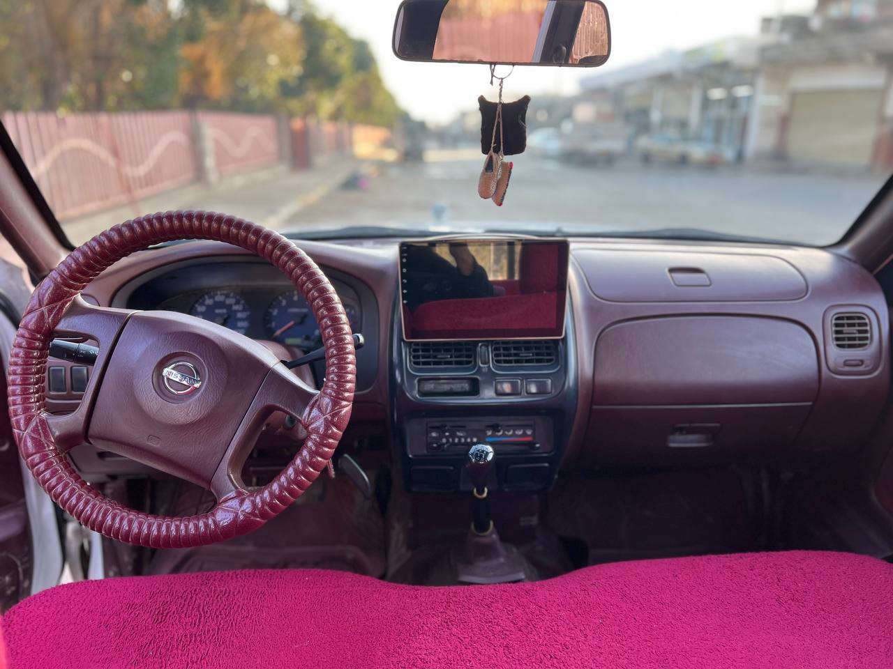 نیسان پیکئاپ 2011  یابانی
سویچ کۆنترۆڵ 

بستێک بۆیاخی هەیە 

گێڕ و مەکینە بەشەرت

مەکینەی نەکراوەتەوە

ساردوو گەرم بە شەرت 

تایەی تازەیە

چرکەی تێدانیە

***********

سەید سادق
