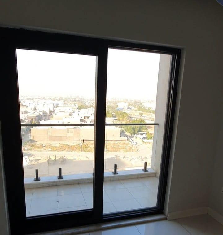 شقة للايجار مجمع الروان 

مساحه 200 م / 3 غرف 
طابق 8 
تحتوي مطبخ وسبالت 
اطلاله خارجيه على المطار 

الايجار 900$ قفل 

للتواصل /***********
