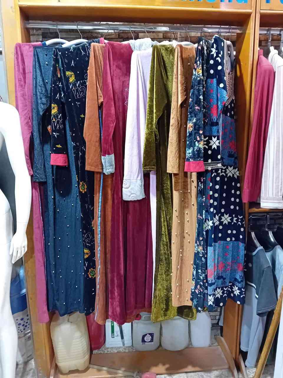 شلعه بيهن ٢٠٠ قطعه ٥٠ شتائي والباقي صيفي على ٤ الف رقم الهاتف ***********
