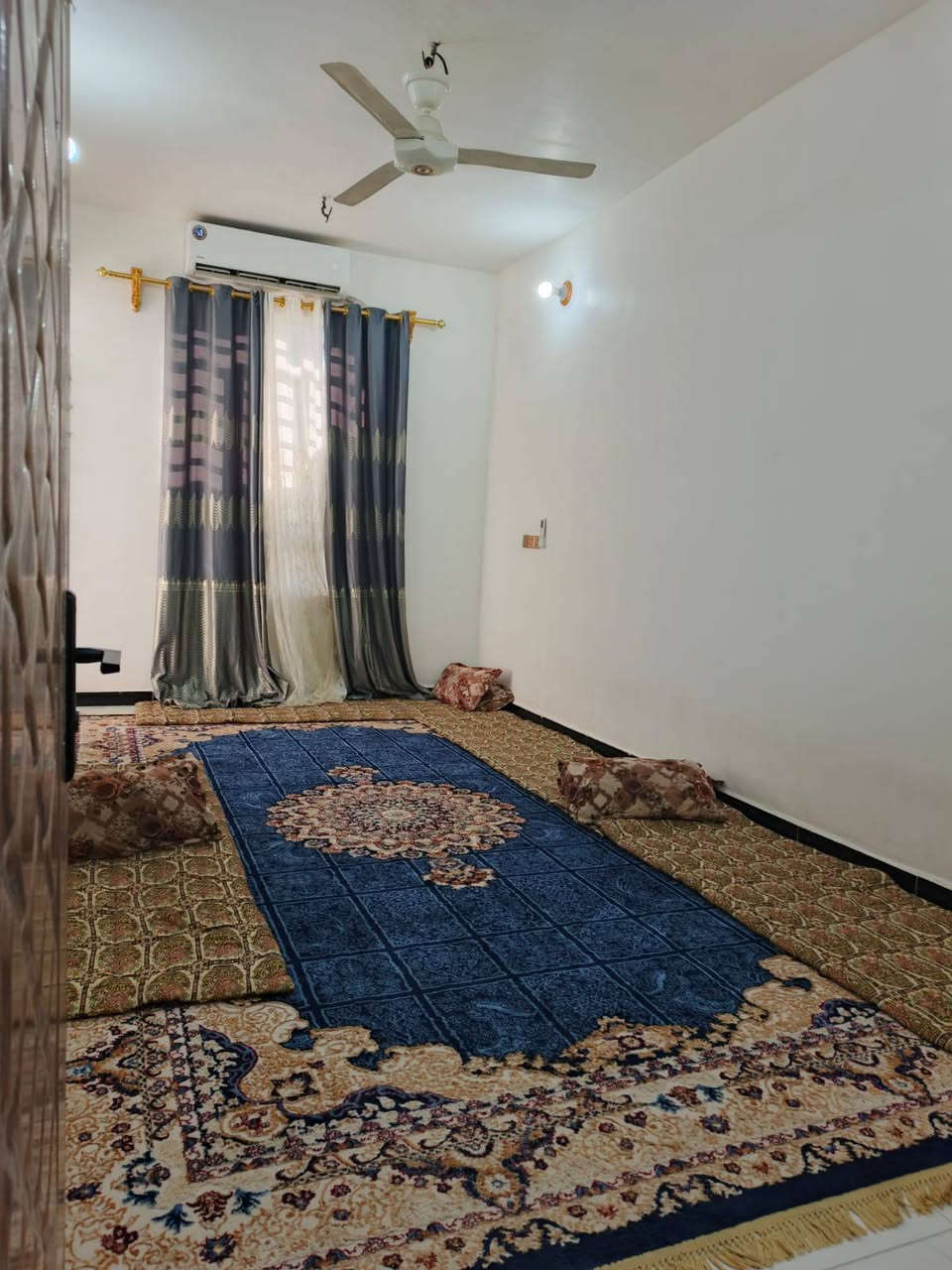 على بركه الله دار للبيع دوانم المعمل مساحه ١٢٥متر طابقين يتكون ٤غرف نوم قرب جامع مكيه شارع تبليط للاستفسار اكثر اتصل على *********** او زياره مكتب زمزم
