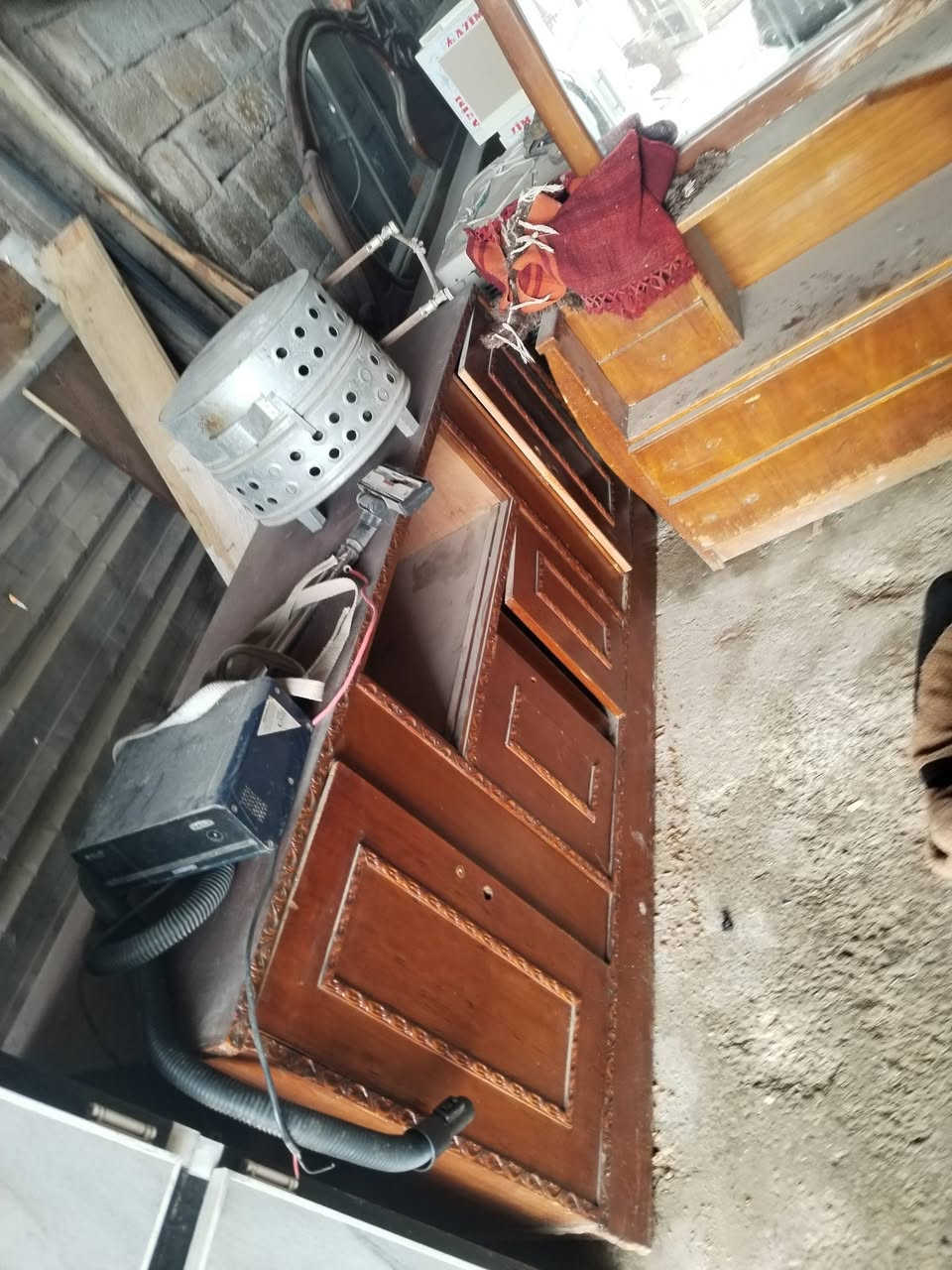 السلام عليكم ورحمة الله وبركاته كاونتر مترين وسنك متر ونص مرمر ٢٥٠ وكنتور ٢باب ١١٠ وبوفيه ٢متر ٧٥ محمل ٢متر ٦٠ الف وميز مرايه واحد ٦٥ وحد ٤٠ العنوان بعقوبه مدخل ام الكرفس ***********
