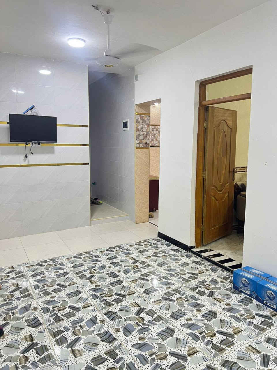 للبيع بيت طابو زراعي سند ٢٥حي زليزل مجاور الاستاذ شهيد الجمراوي  معاملة البلدية كامله المساحة ١٨٠متر يحتوي على (غرفتين نوم وصاله ومطبخ واستقبال وصحيات داخليه و خارجيه )البيت بلوك والسقف كونكريت مسلح بيت جيد جداً للاستفسار مراجعة مكتب بصمة اعمار للعقار  
واسط ـ الزبيديه -مجاور اسواق بيت عزيز ذياب أو الاتصال على 
***********
***********
***********
