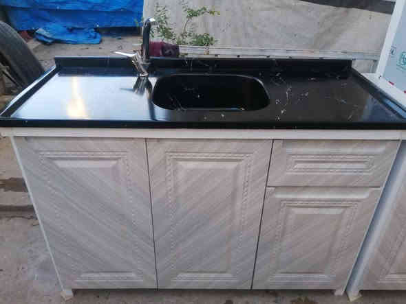 للبيع كاونتر 3 قطعه قياس مترين و نص الكاونتر وسنك قياس متر و 30سم الأبواب خشب داخل  المنيوم قليل مستخدم بعده جديد ***********
