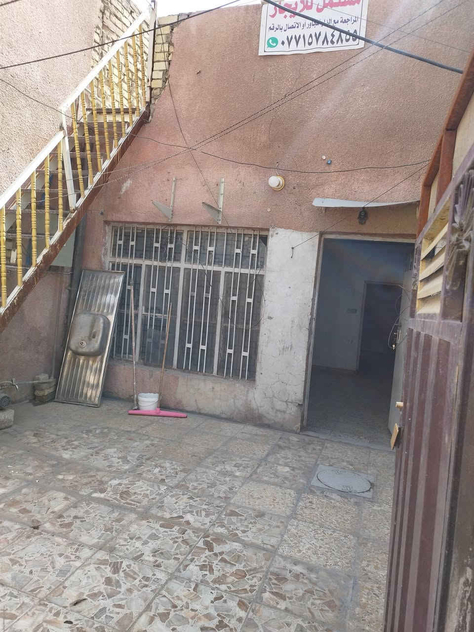 السلام عليكم مشتمل للايجار مساحته 80 يكفي عائله صغيره يتكون من هول وغرفه ومطبخ وصحيات العنوان حي اور قرب حسينيه المصطفى فرع مقابل ملعب فوزي  للاستفسار  ***********
