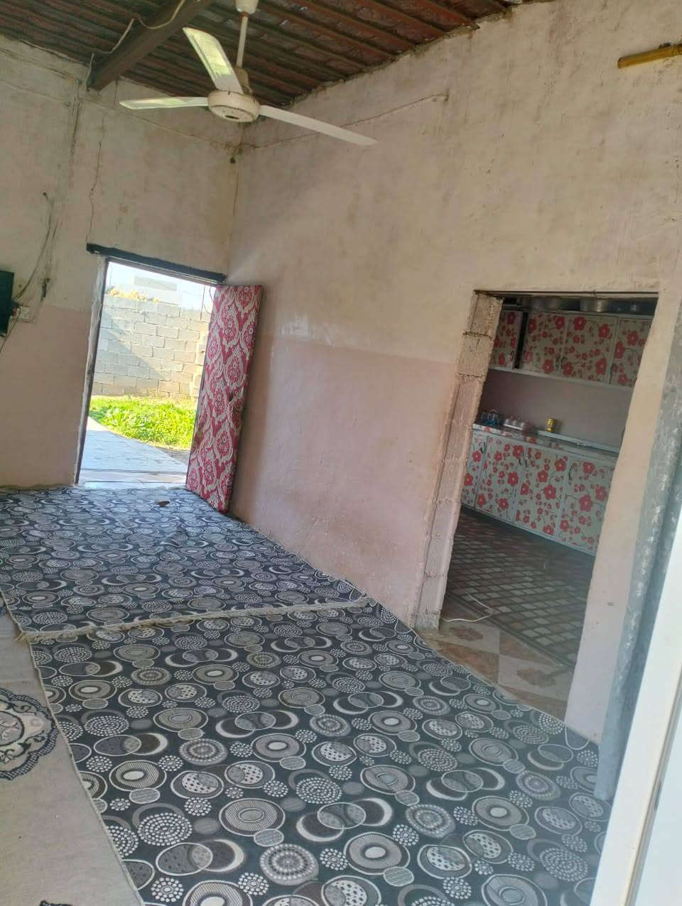 ياالله يوجد بيت زراعي للبيع مقابل مدرسة الخيرات يبعد عن الشارع العام مأتة متر  المساحه مئتين متر السعر يرجى الاتصال على الرقم التالي ***********
