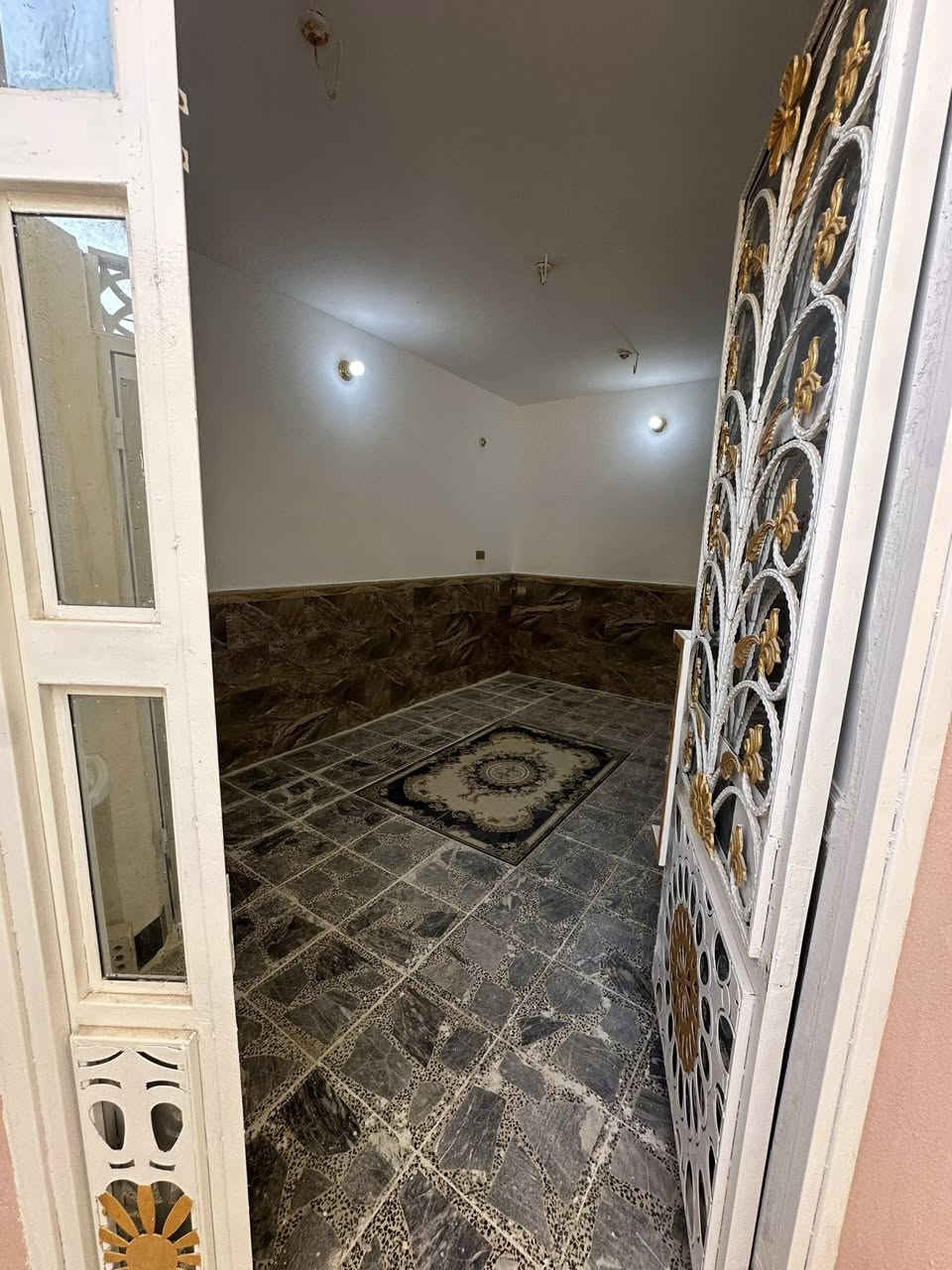 السلام عليكم  👍
بيت لبيع طابقين 👌🏻

100 متر  

صب كونكريت

بناء طابوك نهروان 
محجر كامل 
سقوف ثانويه 

اشتايكر ابو 80

 درج صب كونكريت 

ماي وا مجاري وكهرباء جهز 

كاشي ابو 40 مرمر شغل بغداد 

الساس صبا كونكريت 

الجدران سيراميك 

مطبخ حار بارد 

الطابق الثاني غرفتين وحمام وستراحه بي 

ارتفاع السقف 3 متر وا ربع 

قريب عله سوك وا مستوصف ول مرادرس بكفاك 

وا ما مذكور بل كتابا موضع بل صور 

المكان نجف حولي قرب الملعب 

رقم العقار 63106

العقار بسمي اتريد دولة وكاله تريد بسمك 

السعر نار 🔥 

استفسار وتساب او هاتف /*********** محمد العبيدي 🔥
