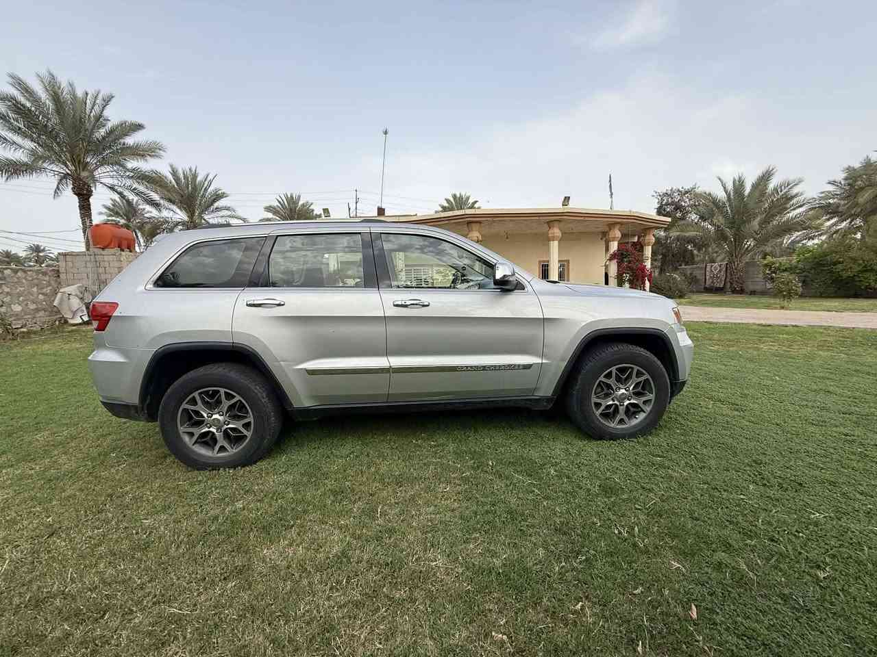 السلام عليكم سياره جيب2012 للبيع  ماكينه 3600  سلندر كفاله عامه المكان بابل سياره جديده ماشا 110 على يد شخص واحد سياره باسمه شخصيه رقم بغداد *********** السعر 165 وبيها مجال
