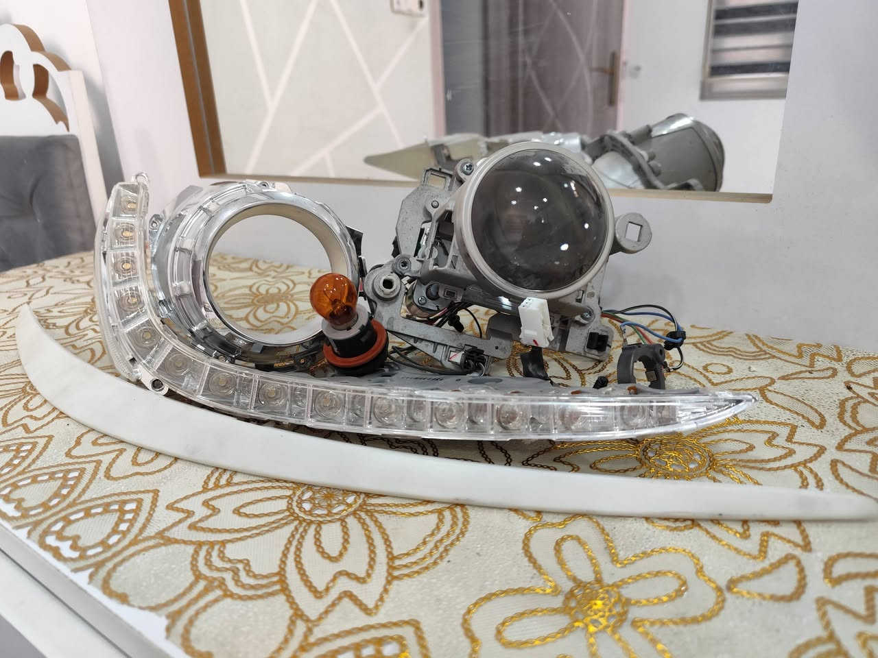 متوفر عندي قاعده لاييت اكسنت 2014.جهة اليسار السكن 
ويه الليد مثل ماموضح بالصوره اللي يفيده قيم وتدلل
***********
