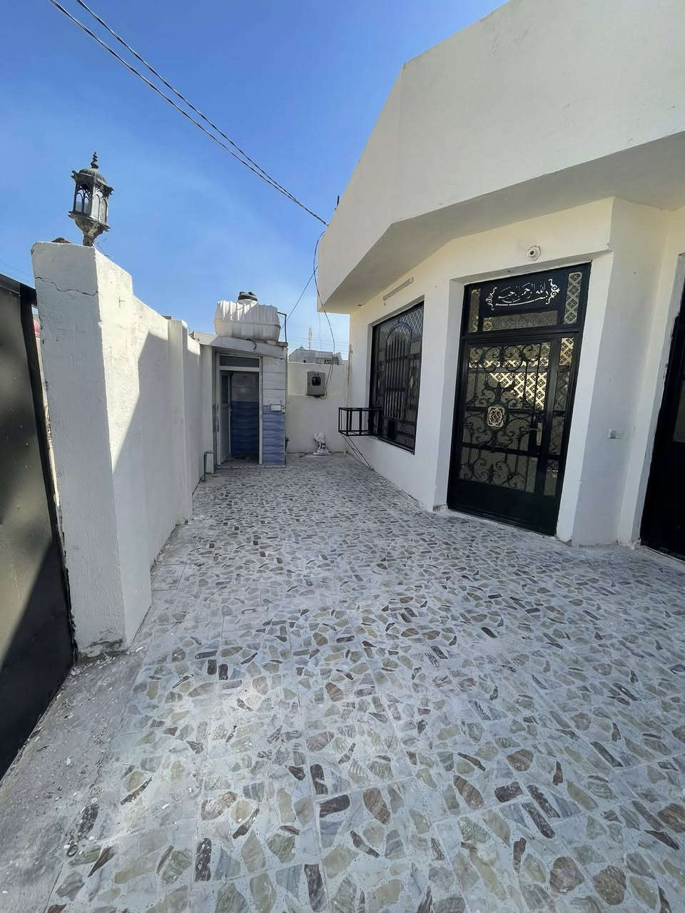 بيت للبيع طابو  /المساحه ١٥٠ متر الموقع/حي العسكري مقابل باب المستشفى التركي /يتكون من غرفتين واستقبال ومطبخ ومناور ثنين وصاله درج وحمام داخلي وخارجي/ الاستفسار. ***********
