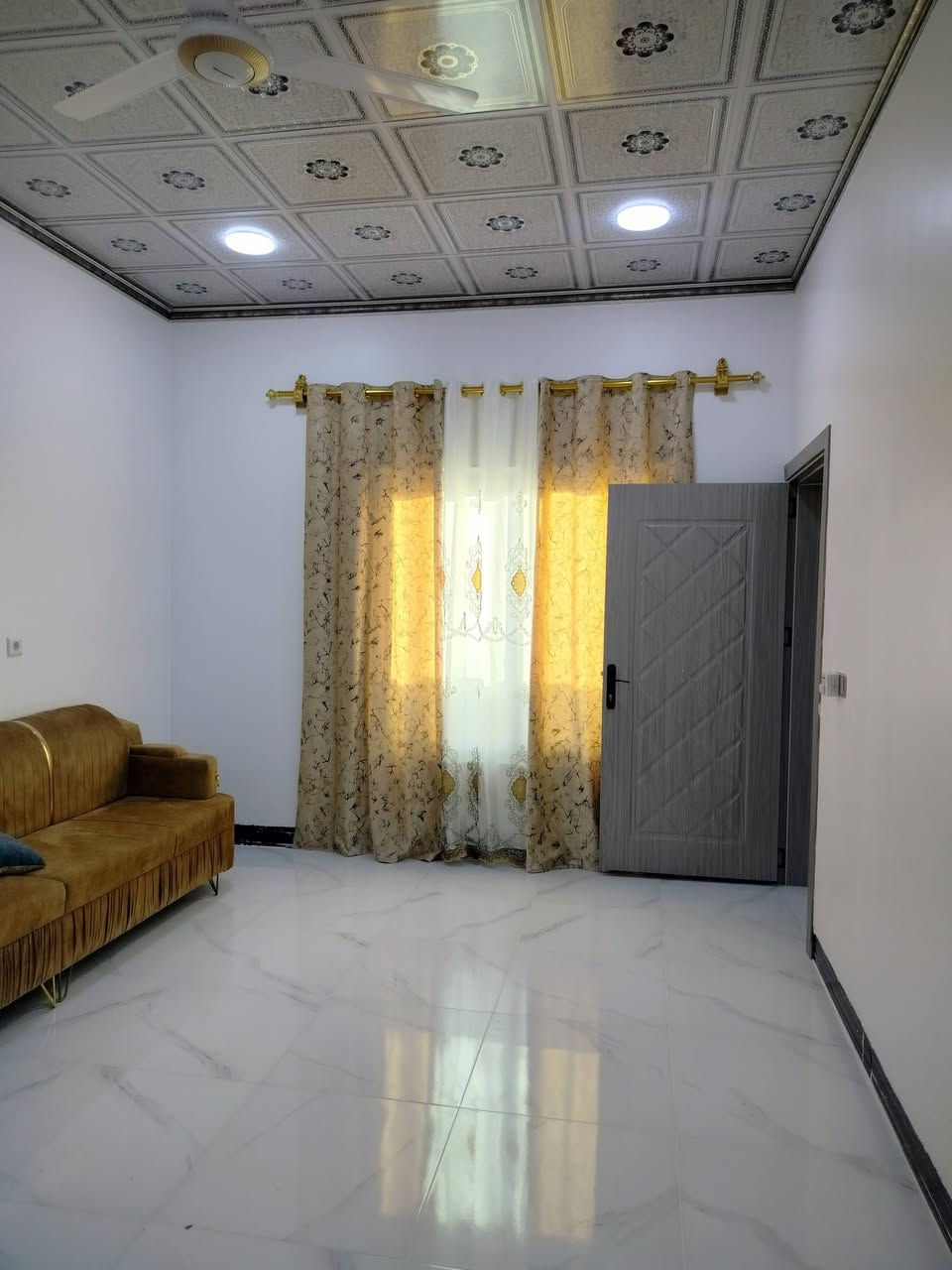 سلام عليكم بيت للايجار مساحه 150 متر يتكون غرفتين نوم وهول وحمام داخلي مطبخ حار وبارد واستقبال وبيتونه البيت صفر ونضام تكت مركزي موقع البيت نهايه دور سكك شارع تبليط مقابيل جامع الغفران للاستفسار اتصل ***********
