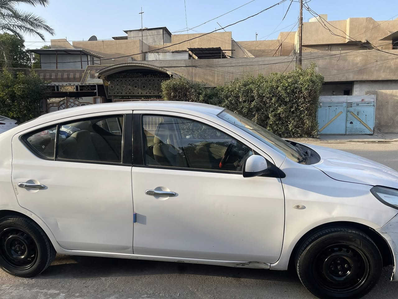 السلام عليكم نيسان صني هندي بليته زركه للبيع موديل ١٧ محرك وكير نضيف وصدر جديد بيها خسفه بل دوسه جهه عكس السايق وبيها بارد بسيط جاملغ الايسر بي صبغ مكان بغداد جديده سعر ٩٤ وبي مجال رقم   ***********
