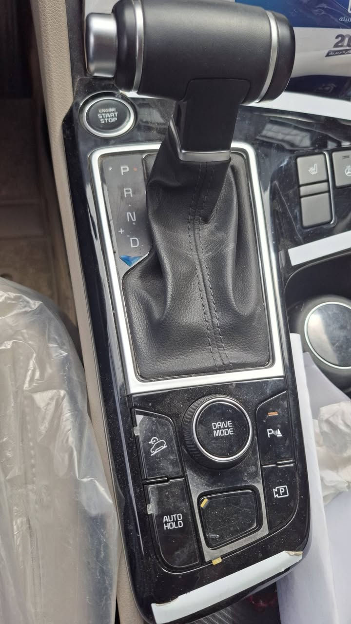 السلام عليكم.كيا سبورتج رقم شمالي م.٢٤ بسمي ماشيه ٢٢ الف نص فول كراسي الاماميه كهرباء مقاعد والستيرن دفئه ويل ١٩ صندوق كهرباء مكفوله عدا شخط اصير جدا السعر ٢٢٥٠٠ وبيه مجال اتصالعلى الرقم ***********
