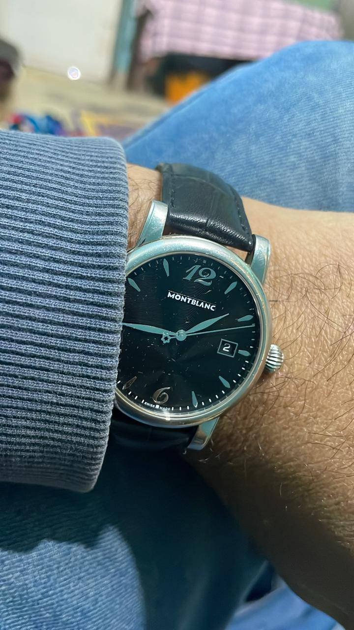 ساعة يد ماركة mont blanc اصليه بتصميم أنيق 
مينا سوداء مستديرة 
علامات ساعه معدنيه وارقام 12,6
خاصية عرض التاريخ عند الساعة الثالثة 
شاشة من الزجاج الزفير مقاوم للخدوش والصدمات 
هيكل وابزيم من الفولاذ 
سوار جلد اسود


**إذا كنت صاحب هذا الإعلان وتريد حذفه لأي سبب، رجاءا أرسل رسالة إلى الدعم الفني**