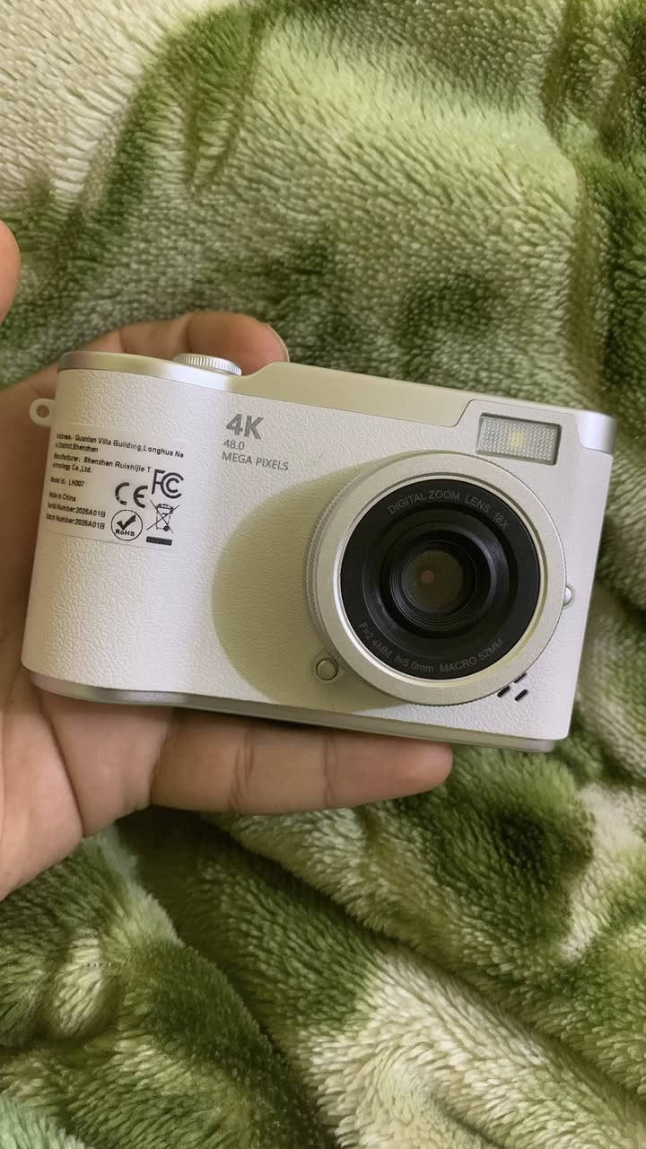 السلام عليكم.. للبيع كاميرا رقمية (Vlogging Camera) بتصميم عصري وأنيق باللون الأبيض، مخصصة للي يحب يبدأ بمجال صناعة المحتوى، التيك توك، اليوتيوب، أو يوثق سفراته ويومياته 

✨ أهم الميزات:

دقة تصوير الفيديو: 4K حقيقية تعطيك وضوح عالي.

دقة الصور: 48 ميغابكسل لتفاصيل دقيقة.

الشاشة: تقلب 180 درجة (تقدر تشوف نفسك وأنت تصور سيلفي أو فلوغ).

العدسة: تقريب رقمي 16X مع دعم ميزة الماكرو لتبين تفاصيل الأشياء القريبة جداً.

فلاش مدمج وحجم خفيف وسهل التنقل.
السعر 30 وبي مجال 
المكان ناصريه قرب المحكمه الجديده 
تواصل ***********
