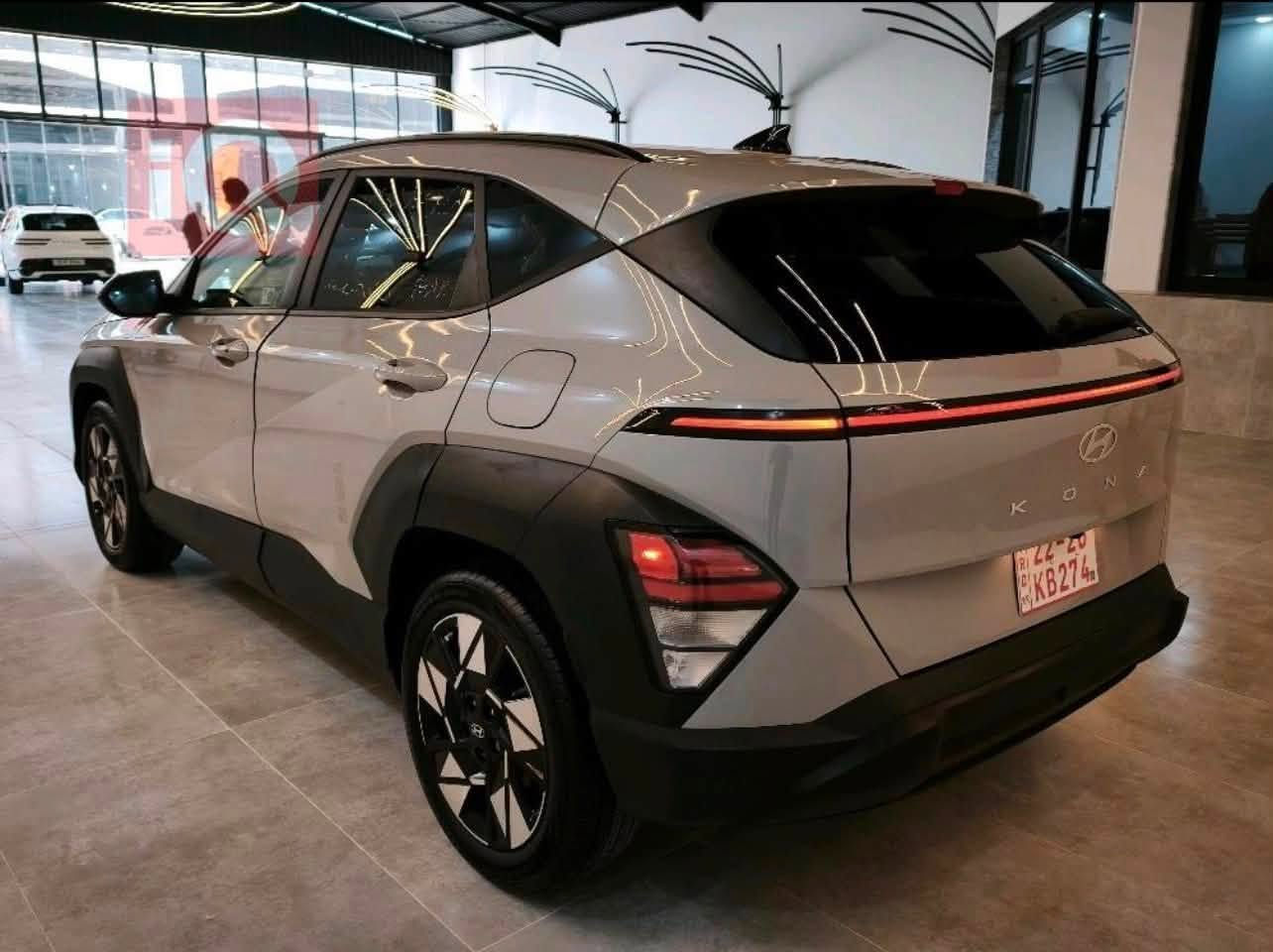 هيونداي كونا 2024 
مواصفات SEL 

الكاميرا الخلفية
صندوق كهربائي
التحكم على المنحدرات
كاميرا 360
مستشعر وقوف
تدفئة المقاعد
فتحة السقف
بصمة
مثبت السرعة
شاشة
مراقبة النقطة العمياء
نظام المفتاح الذكي
2 وسادة هوائية
6 وسادة هوائية
مصابيح زينون الأمامية
المصابيح الأمامية ليد
مانع الانزلاق
التشغيل عن بعد
رادار
شاحن لاسلكي
كشافات ضباب
وضع القيادة

شوية من البوند و الجمالغ بدون دواخل 

سعر 160$ 
***********
