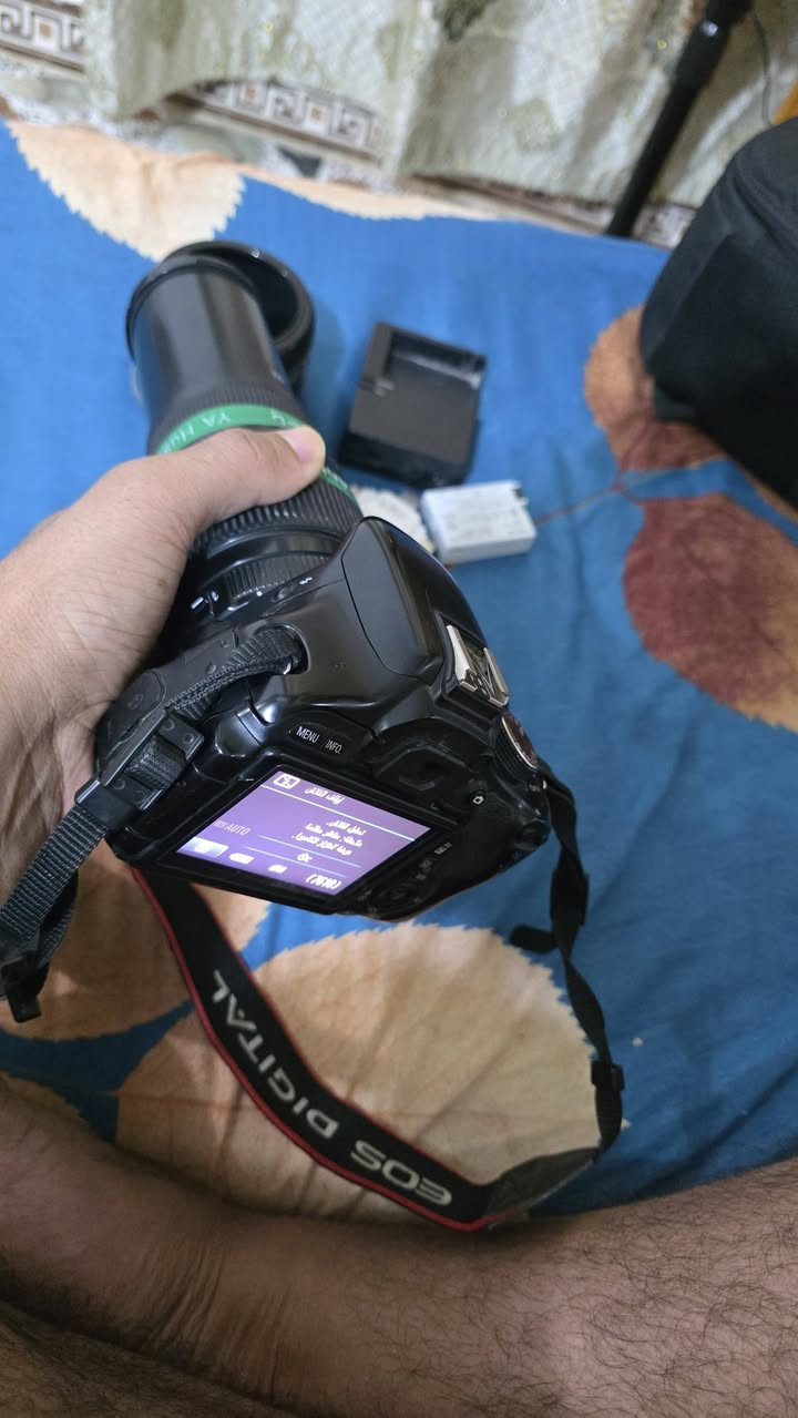 📸 للبيع: كاميرا Canon EOS 600D احترافية بحالة ممتازة 📸
​لكل عشاق التصوير، أصحاب القنوات، والمبتدئين، عرض مميز لكاميرا Canon 600D الأصلية الغنية عن التعريف، نظيفة جداً وشغالة 100% مع كامل ملحقاتها الأساسية وعدسة زوم عملاقة.
​✨ ميزات ومواصفات العرض:
​جسم الكاميرا: Canon EOS 600D مجهزة بشاشة متحركة (تفتر بكافة الاتجاهات) تناسب تصوير الفلوغات، الفيديو، والزوايا الصعبة.
​العدسة: عدسة زوم وتقريب احترافية Sigma DG 70-300mm تمنحك عزل خلفية ممتاز وقدرة عالية على تصوير الأماكن والفعاليات البعيدة بدقة عالية.
​الملحقات الكاملة المرفقة:
​البطارية الأصلية بحالة ممتازة.
​الشاحن الأصلي للكاميرا.
​حزام الرقبة الأصلي (Canon).
​هدية العرض: رام ريدر (Card Reader) حديث لنقل الصور والفيديوهات من الكاميرا إلى الموبايل مباشرة وبلمح البصر!
​💰 السعر: 300,000 دينار عراقي (قفل).
​📍 العنوان: ديالى - المقدادية - السوق القديم.
​📞 للتواصل والاستفسار (اتصال أو واتساب): ***********
