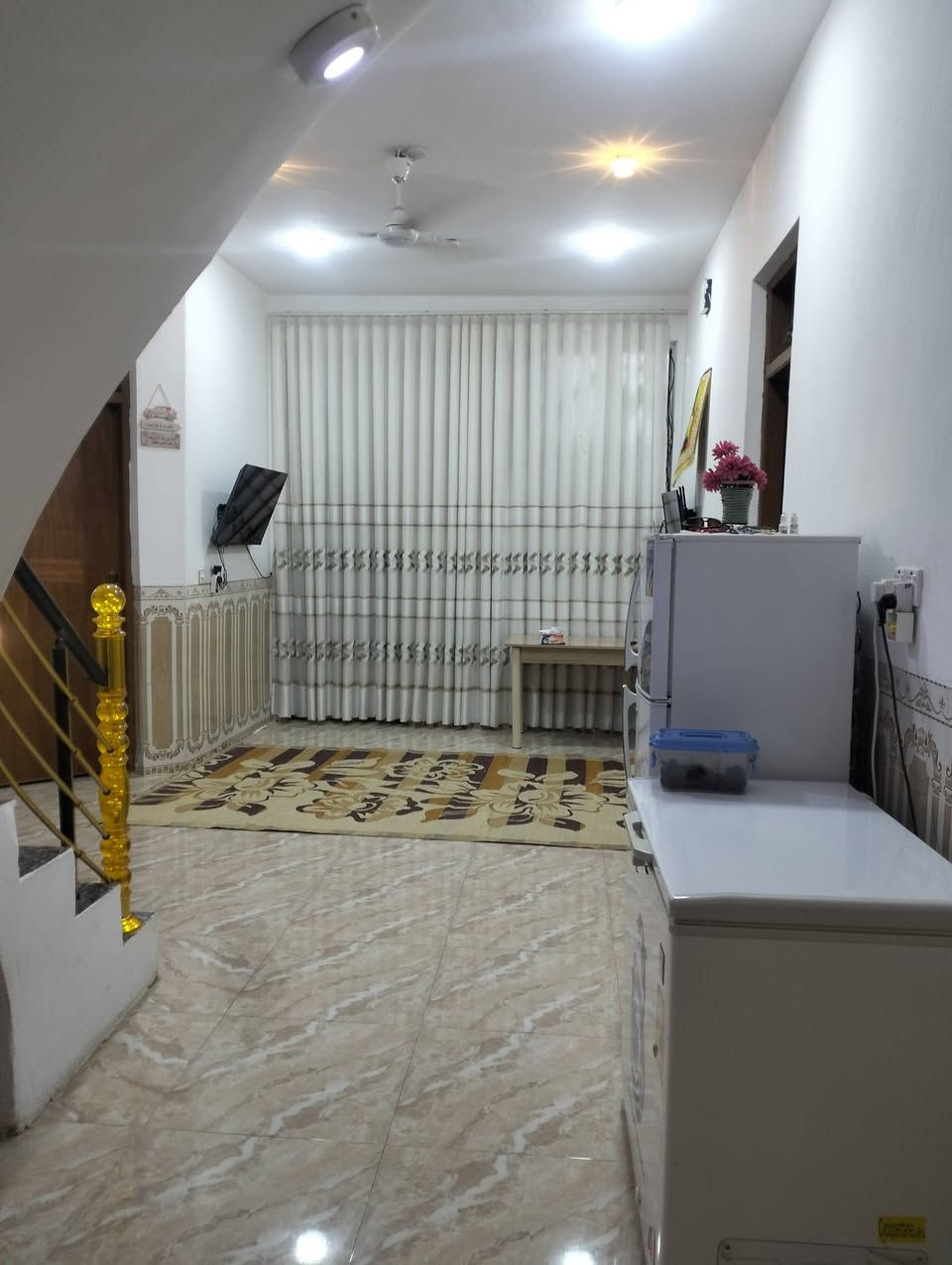 بيت للبيع  مساحه 150 متر  سند 25 بناء حديث غرفتين صاله هول مطبخ  عنوان كرادة قرب جامع فتح المبين يبعد عن جامع 50 متر  سعر 70 وبي مجال  ***********
