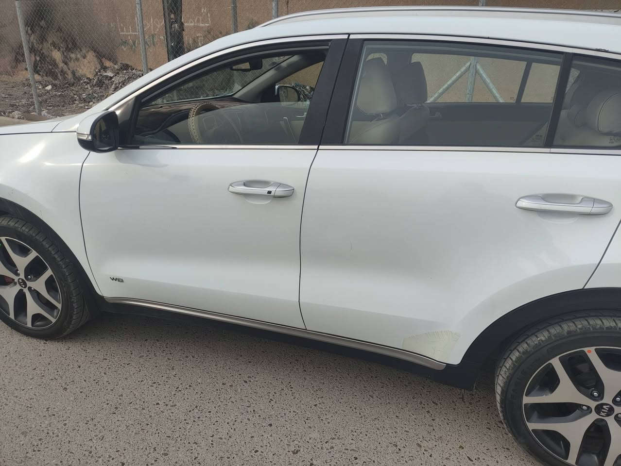 سبورتج 2016 جيتي لاين اعلى فئه فول واحد على واحد مكينه 2400 مكفوله من كير ومكينه وشاصي ولغد كفاله سياره ماشيه 160 سياره نضيفه ومابيه نقص من كلشي
بيه قطعتين صبغ جاملغ امامي جهة السايق وباب السائق وباب خلف السائق مفتوح فقط السياره غير هذا مكفوله 
موصفات: كشنات جلد امامي خلفي تدفئه وتبريد.. تحكمات ستيرن.. باب خلفي كهرباء. شاشه. كامره خلفيه. حساسات امامي خلفي.. مري شفط. اشاير بالمري وبعد بيه مواصفات 
سعره 160 وبيه مجال حك الجيه هذا الرقم للاستفسار ***********
