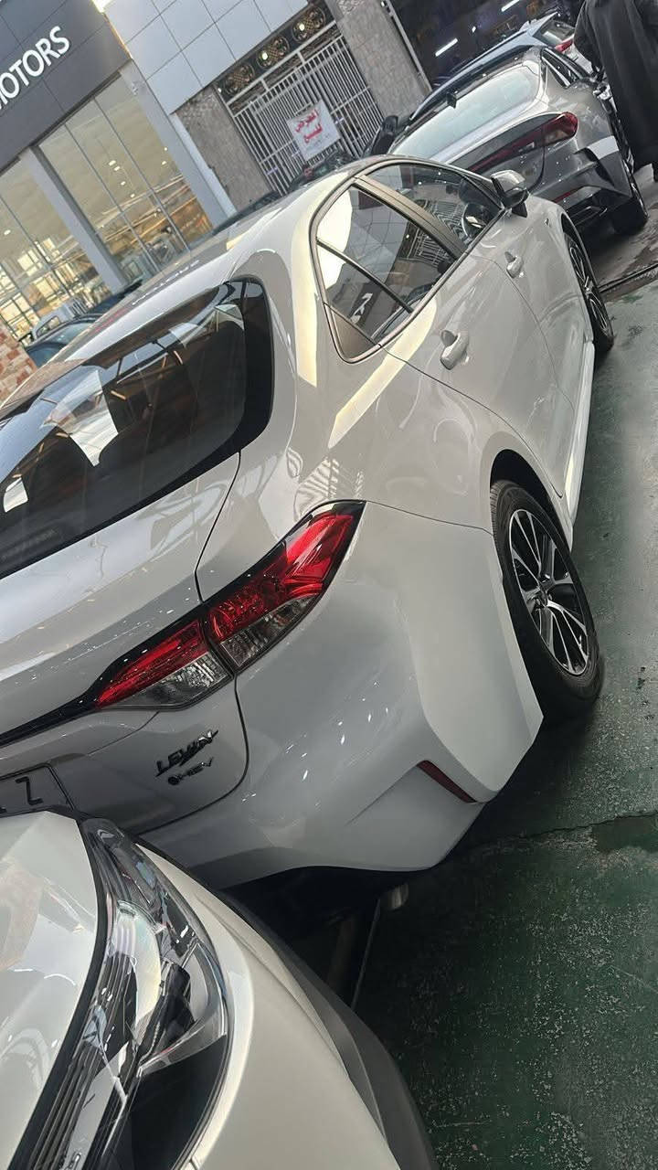 تحيه طيبه السلام عليكم 
كورلا 2025 . وجهه امريكي 
فول مواصفات 
ماشية الفين فقط 
مكينة 1800 هايبرد بابزين 
داخل جلد أحمر 
كشنات كهربائية 
حساس خلفي أمامي 
فتحه سقف 
مري شفط 
تبريد أمامي خلفي 
ويل كب 
شاشه كامره 
لد خلفي 
فول مواصفات 
رقم بغداد دولي باسمي تحويل مباشرة سنويه هزه جديد 
24., مليون ونص 
اي استفسار 
***********
مكان بغداد البياع
