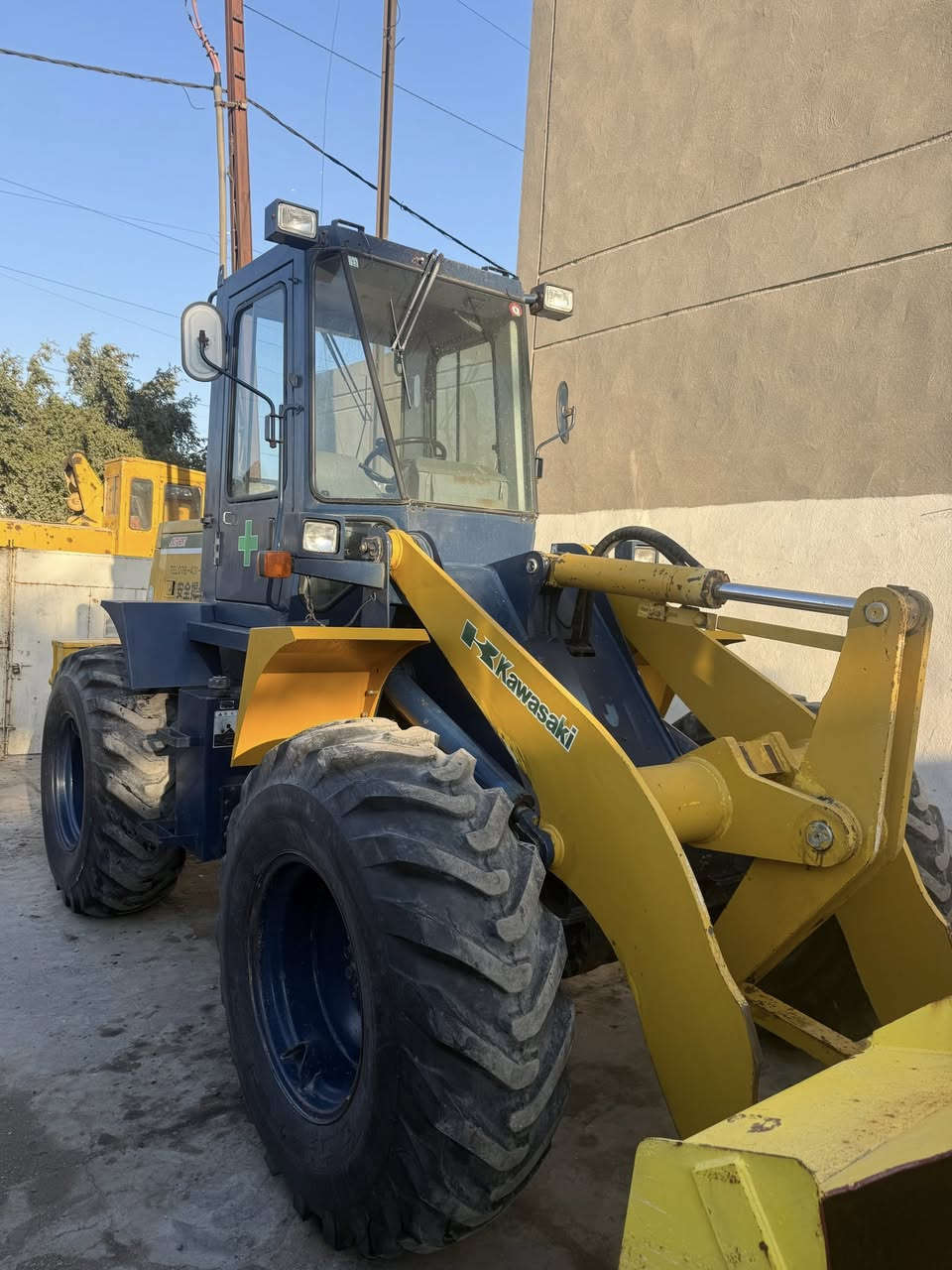 شفل كاوسكيZA50وارد يابان 
محرك كمنز 4 سلندر 
بم ونوزل كير ميكانيك 
موديل 2010 
مشتغل 2800 ساعه فقط 
بغداد شارع الضلال 
***********
