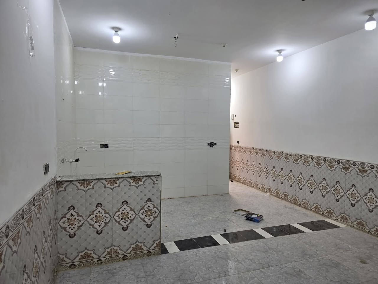السلام عليكم دار سكن للبيع حديث غير مسكون البناء حديث درجة اولى في الكوت منطقة حي الحكيم بالقرب من الكورنيش نزلة افران الهادي مساحتة 100م وشارعة 10م البناء طابوق درجة اولى والسقف صب مسلح والارضية والجدران سيراميك ويتكون البيت من غرفة وصالة ومطبخ واستقبال وصحيات داخلية وخارجية ومرقم من قبل البلدية السعر 39 وبي مجال الاستفسار الاتصال على هذا الرقم ***********
