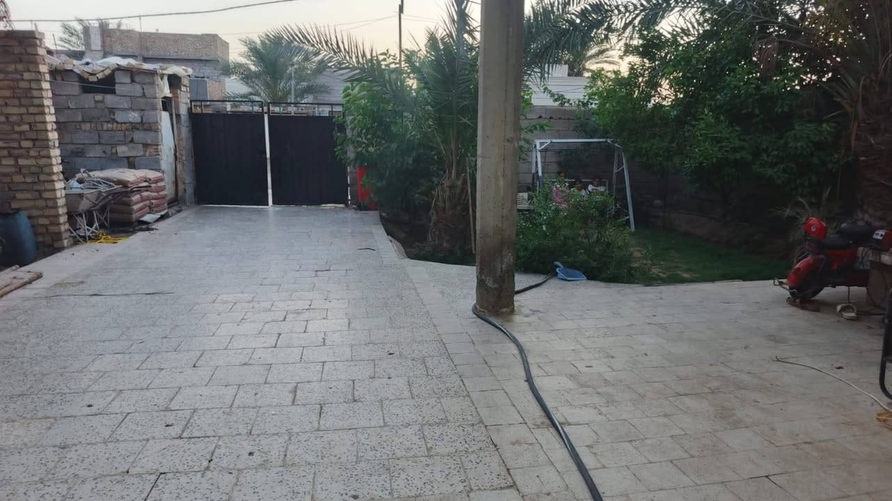 الدار للبيع المساحه ٥٥٠ متر العنوان بوب الشام منطقة ابو عليان شارع الضغط للإستفسار*********** الخدمات كامله ماء مجاري تبليط كهرباء ثري فيز صوندات ماء اثنين يجري سيح منطقة حلوه مرتبه سند ١٧ خطوط مدارس للباب وباقي التفاصيل داخل الفديو
