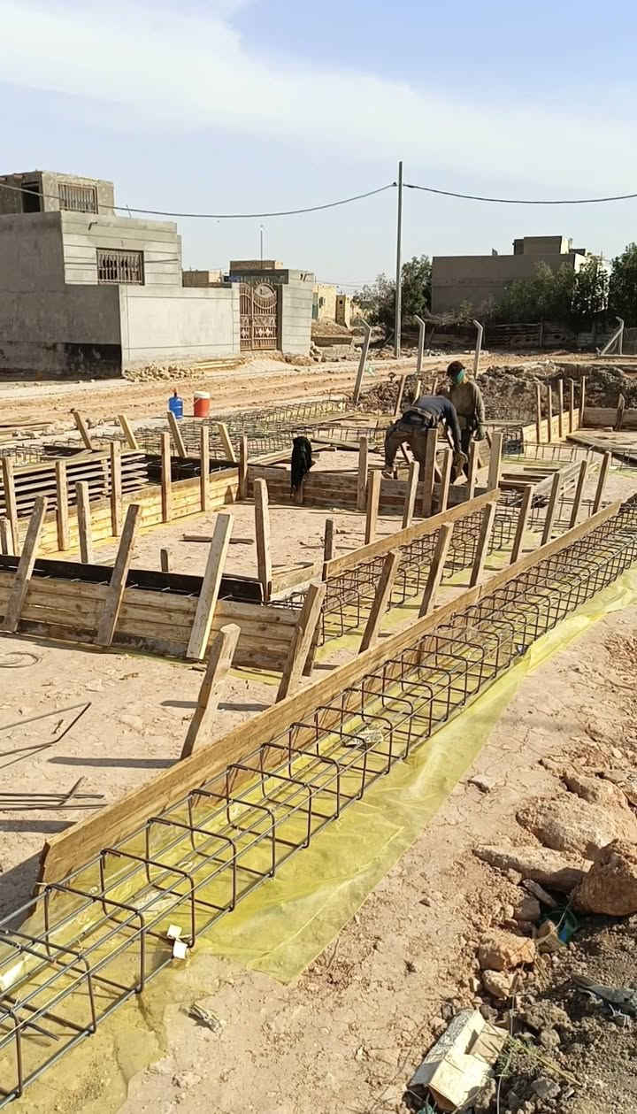 للبيع بيت ركن على اكثر من 3 شوارع
المساحه 9.25×21  يعني  194.25م
اساس مسلح 50×40 + بتلو 90 سم
بناء طابوق ارتفاع البناء تلاثه وربع
عالي عن الشارع غرفتين نوم منور كبير
صاله مطبخ مفتوح عالصاله صحيات داخليه
مكان غساله ومغسله بيتونــه سطح شتايگر
صحيات خارجيه  . 
استقبال وهول لحد البتلو
مأسس ماء  وكهرباء ومجاري داخل وخارج
عامود 621 وتدخل للتقاطع ركن
او شارع الساده الفؤاديين رابع فرع يسار
تدخل بالفرع للتقاطع يصير ركن
للسؤال او الاستفسار ***********
