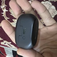 ايربود من شركه سوني اصلية وجديده مامستخدمه هوايه السماعه تربط علتطبيق ...