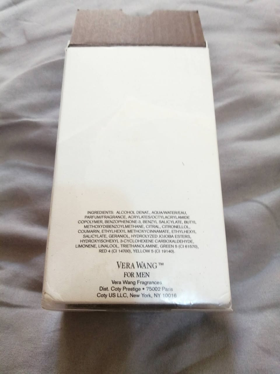 السلام عليكم
*للبيع عطر فيرا وانغ رجالي أصلي - Vera Wang for Men EDT 100ml* 

*المواصفات:*
- *النوع*: أو دو تواليت رجالي 
- *الحجم*: 100ml - باقي بيه تقريباً 70-75% 
- *الصناعة*: Made in USA أمريكي أصلي 
- *الباركود*: 88575117004 
- *الريحة*: كلاسيكية نظيفة - برغموت وزنجبيل + خشب الأرز والمسك + عنبر وفانيلا
- *الثبات*: 4-5 ساعات على الملابس
- *الحالة*: مفتوح ومستخدم، البخاخ شغال 100%

*ملاحظة*: العطر توقف إنتاجه وصار نادر، محبين العطور الكلاسيكية يدورون عليه.

*السعر: 55,000 دينار  المكان حي النواب قرب اسواق برتقاله🌹


**إذا كنت صاحب هذا الإعلان وتريد حذفه لأي سبب، رجاءا أرسل رسالة إلى الدعم الفني**