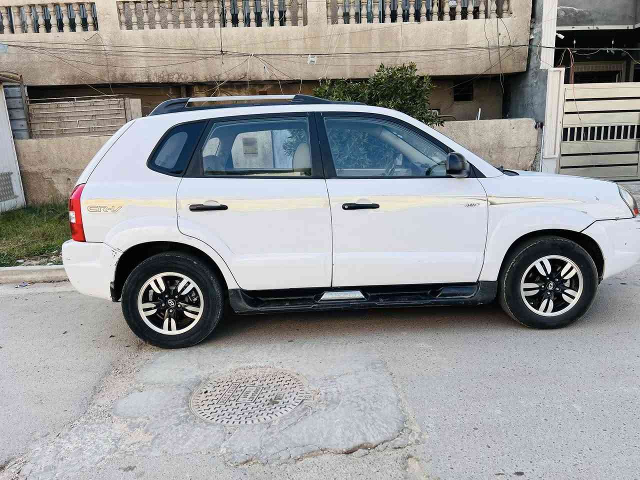 توسان ٢٠٠٧ خليجي
محرك ٢٠٠٠
تبريد شغال
طخة بسيطة موضحة بالصور 
السيارة بلادية 
بيهه صبغ براس البنيد من جهة الضربة
كيج حماوة بالدشبول بلادي
السعر ١٠٥ وبيهه مجال بسيط 
مكان السيارة بغداد
***********
