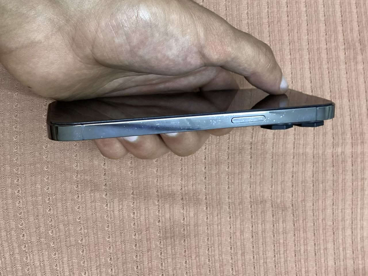 سلام عليكم كل عام وأنتم بخير 
عندي ايفون 13 برو فقط 
ذاكرة 256 بطارية 78
السعر 570 نضيف جدا 
الاتصال ***********
