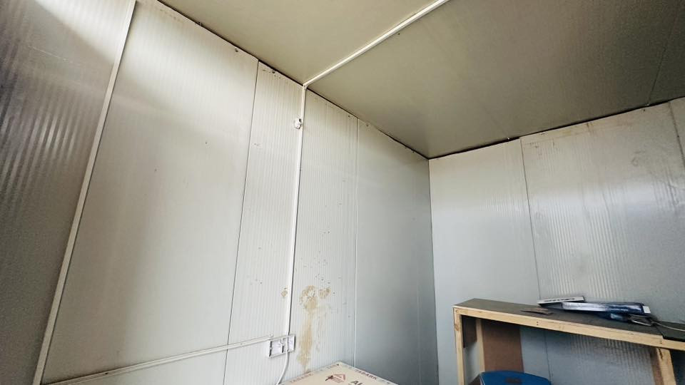 محل كرفان شاصي ثقيل شلمان 3*4 ارضية اصليه مقاومة للرطوبة جديد وباب تكمه اصلي سعر مليون و300 وبي مجال وحتى التوصيل بالنص ***********
