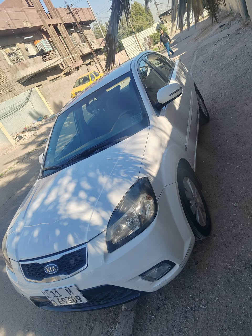 السلام عليكم اخواني للبيع سيارة كيا ريو موديل 2012 وارد خليجي المحرك والكير وباقي الأجزاء كلها بحالة ممتازة عداد السيارة 131 الف حقيقي الصدر الأمامي يحتاجلة ترتيب بي طكات خفيفة والصدر الخلفي نضيف باتري جديد زوج تايرات جدد ريمونت شخاطةاصلي  عدد2 تحكم ستيرن جهتين مسجل بلادي دواخل السيارة على وضع شركة كلشي بيها شغال الحمدالله القايش جديد دهن الكير اصلي من شركة كيا اخذتة بدلتة بلنسبة للحادث ما بيها اي حادث قوي ابد اما الصبغ بيها أماكن بسيطة واني مسويلها سونار جديد السيارة على ايد وحدة استلام شركة  5 ويل كب بلادي
السعر 81 وبيها مجال بسيط جدا
الرقم بغداد مشروع وطني سنوية جديدة
العنوان بغداد الجديدة
*********** عبدالستار
