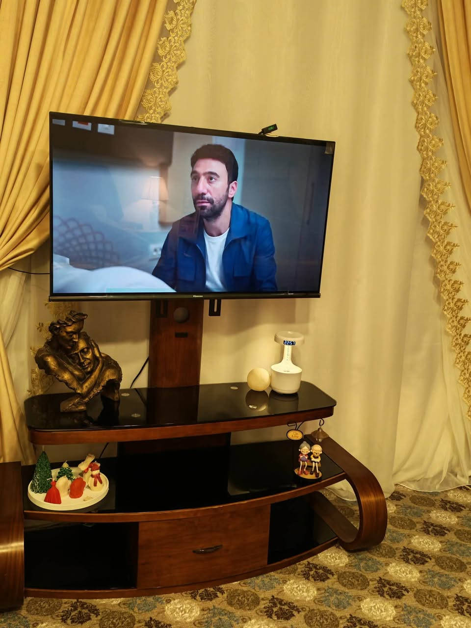 ميز بلازما السعر 60 الف
سرير ام كنتور السعر 100 الف 
وسرير الثاني السعر 125 الف
عنوان صقلاوية
للاستفسار ***********
