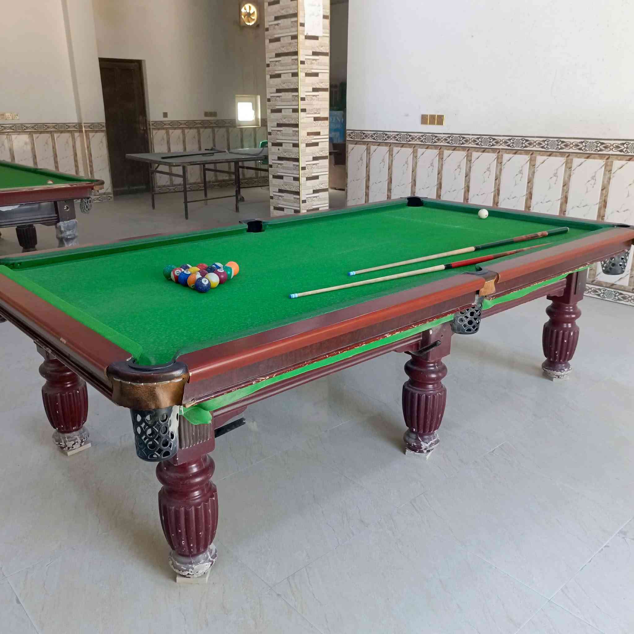 ميزين بليارد ومنضده للبيع جاهزات من كلشي بس شد وتلعب مرمر كله نظيف
سعر ميز 400 
سعر منضده 150
***********
