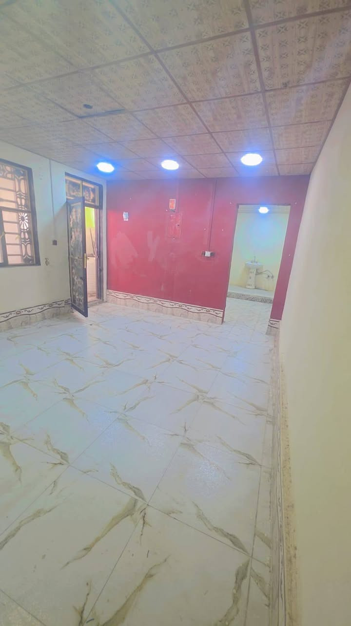 شقه للإيجار طابق ثاني حي ابو طالب شارع الجنه  مساحتها ١٥٠متر صب مسلح
ارضيه بورسلين  تحتوي على غرفه ٥×٦ واستقبال ٧×٥ وتخاريج وحمامين  وساحه اماميه ٨٠ متر وسخان و تانكي وماطور وخط مولده واناره سقوف كامله  
اثاث بيها ثلاجه وسبلت طنين وكنتور وجربايه ام نفر وشاشه 

ايجارها ٣٠٠ الف قفل شامل مي وكهرباء 

للاستفسار اكثر ***********
