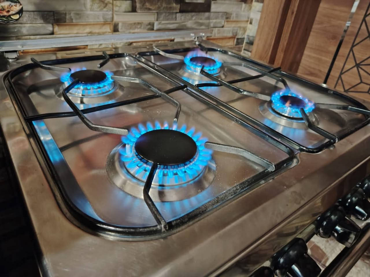 🤩 طباخ مصري للبيع🤩
الطباخ كلش نظيف هو والفرن والفديو والصور منزلتهن وتكدرون اتشوفوهن..
✅️ اكبر حجم بطباخات 4 عيون حجم (( 60×60 ))...ونظام الغاز بواري المرغوب.
✅️ نار زركه كل العيون َوالفرن....و كل الكهربائيات تشتغل الجداحات وضوه الفرن وماطور شوي الدجاج. 
✅️ مكانه بالاعظميه. 
🔴 السعر 135 قفل 🔴. السعر مابيه اي مجال....هذا اقل من نص سعر الجديد.
✅️ ((مكلفه بالنشر فقط ... لا تراسلني منزله كدامك رقم وعنوان اصحابه)) ماارد ع الخاص منهم تكدر تستفسر.
***********
