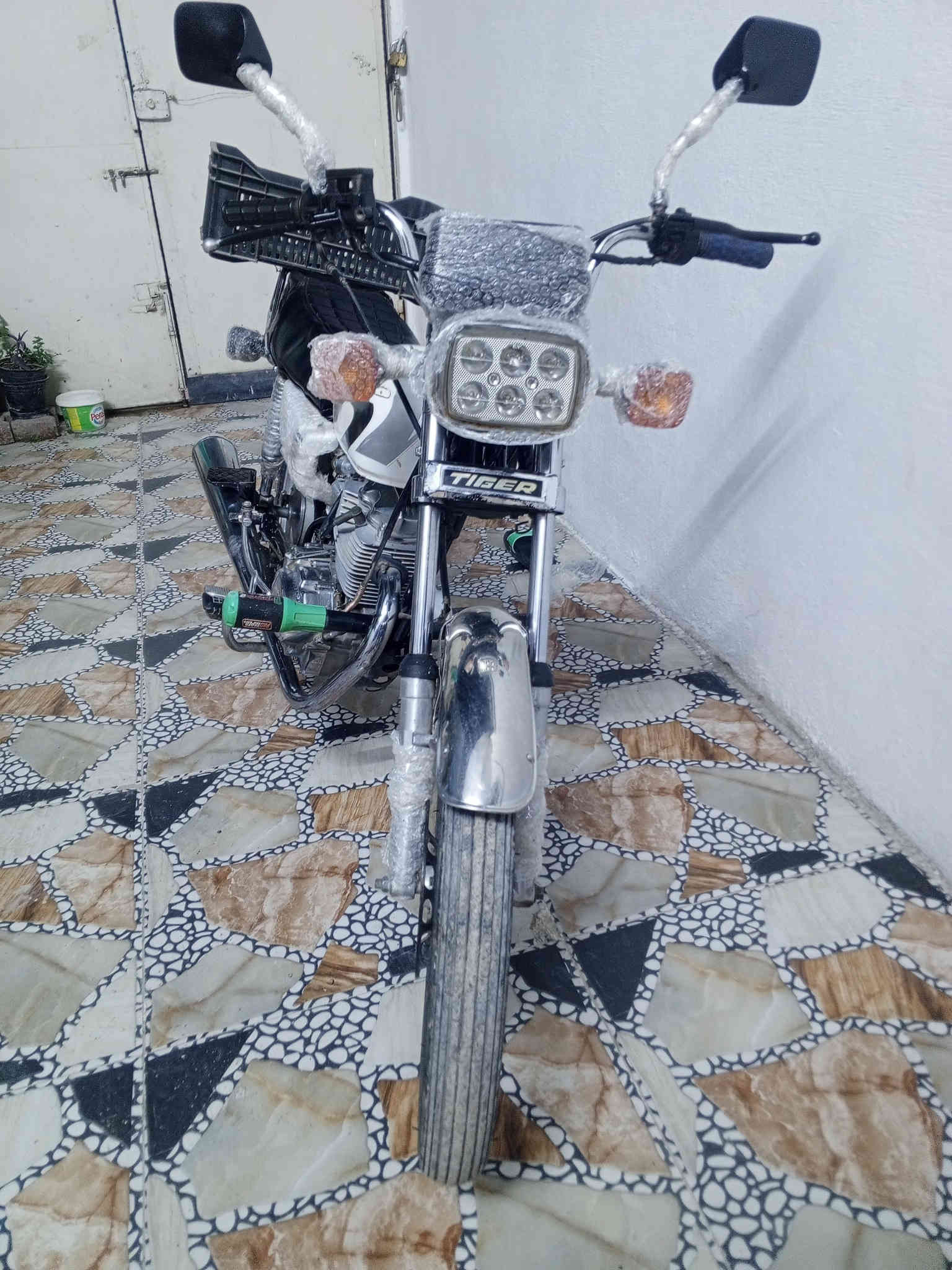 السلام عليكم
📌ماطور للبيع مودل 2018 بسعر مناسب 275 الف ومحرك ما مفتوح وكهربائيات كلها شغال
📌عنوان/كركوك_شقق غاز شمال
📌رقم/ ***********📞
