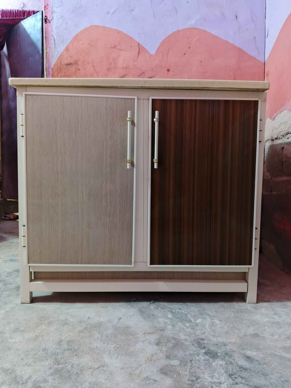 من رخصة الادمنيه المحترمين 
كاونتر مطبخ قياس مرتين والسنك متر شبه جديد للبيع البصرة المطيحه 
الاتصال على الرقم 
*********** البصرة, العراق
