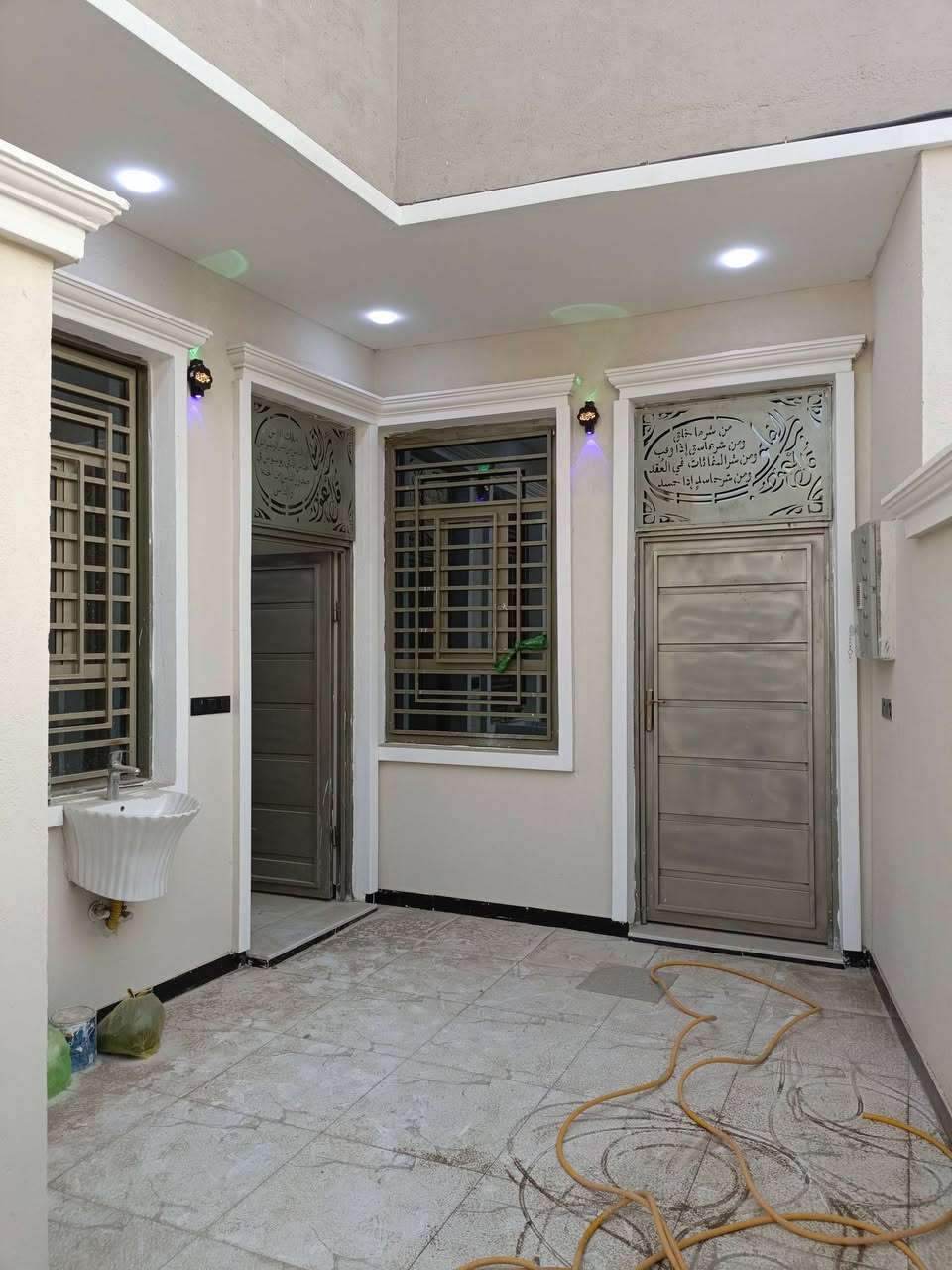 يوجد لدينا دار سكن للبيع ١٨٠م ركن طابقين بناء حديث مسلح حي اريدو قرب مطعم غليون قرب جامعة العين الطبيه الي باريدو ٦غرف نوم صالتين وديوانيه ومطبخ وصحيات داخليه وخارجيه للاستفسار الاتصال على الرقم ***********
